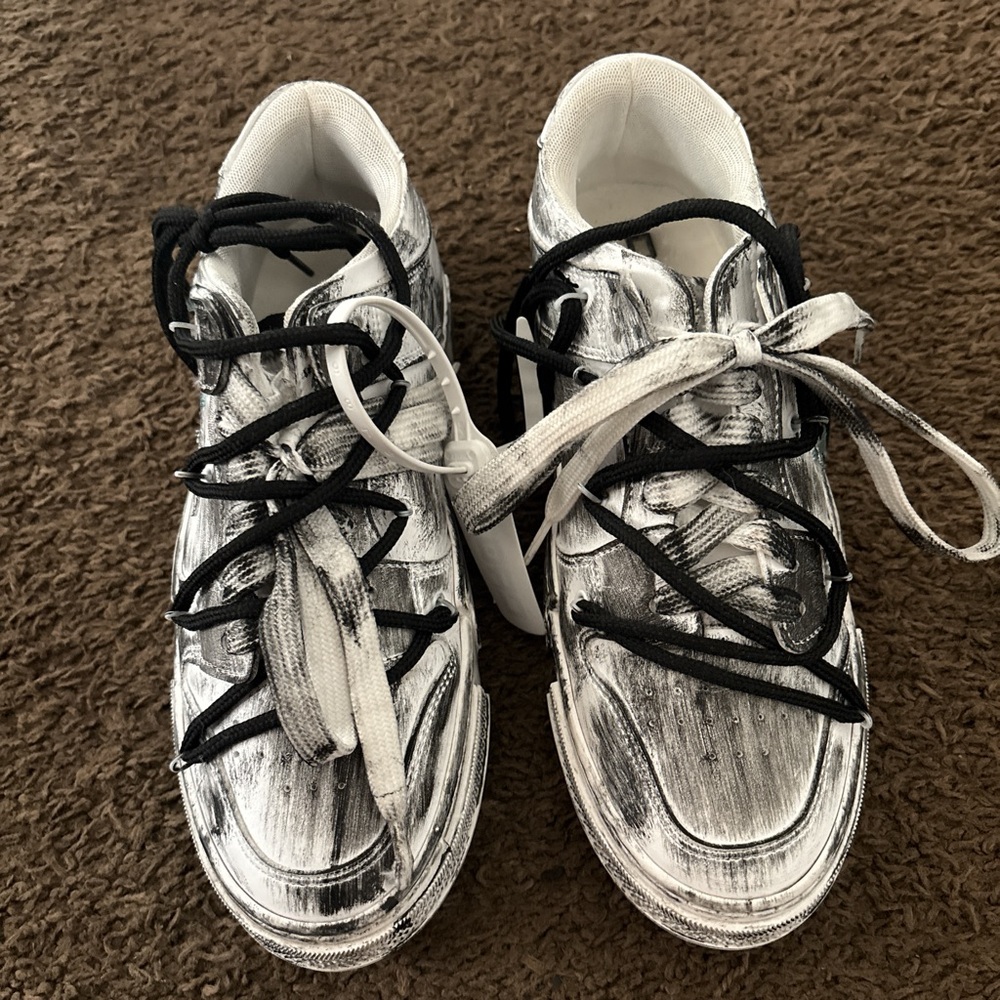 Black and White Low-Top Sneakers with Vintage Appeal.